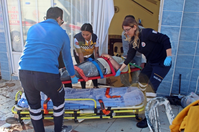 Çatı tadilatı yapan ev sahibi kiracısının salonuna düştü